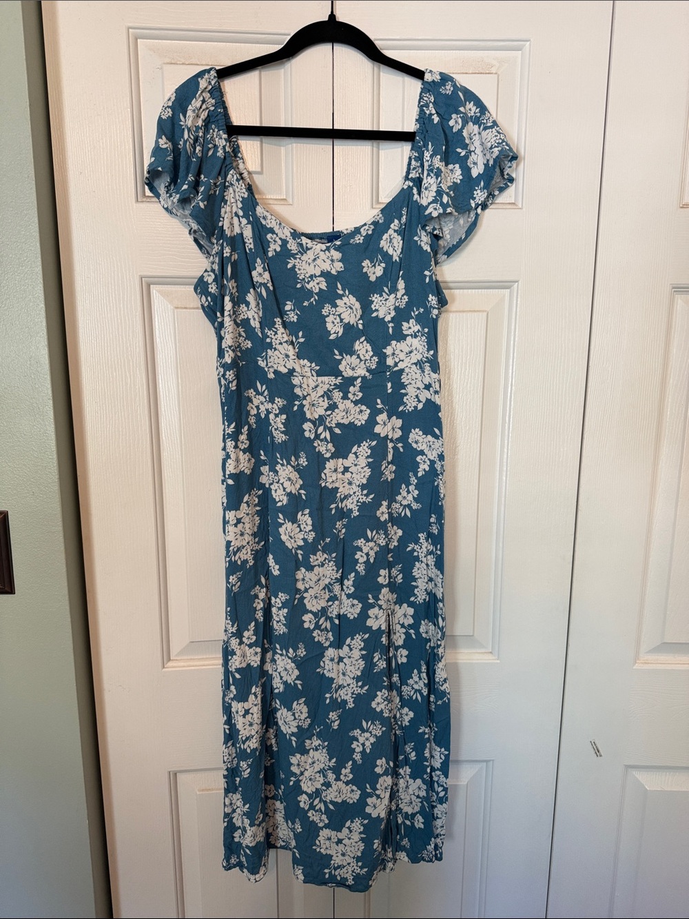 Blue Floral Scoop Neck Midi Dress